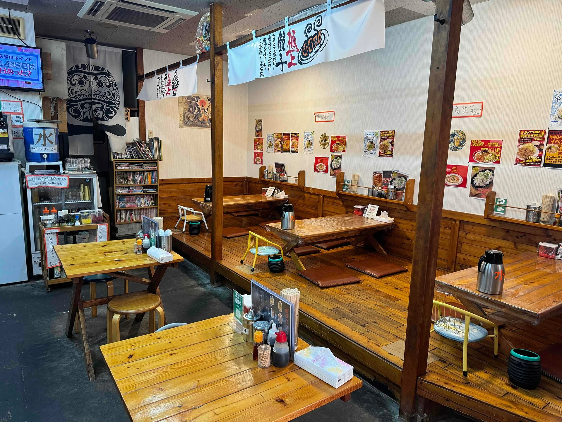 テーブルでラーメンと料理を囲む食事の様子