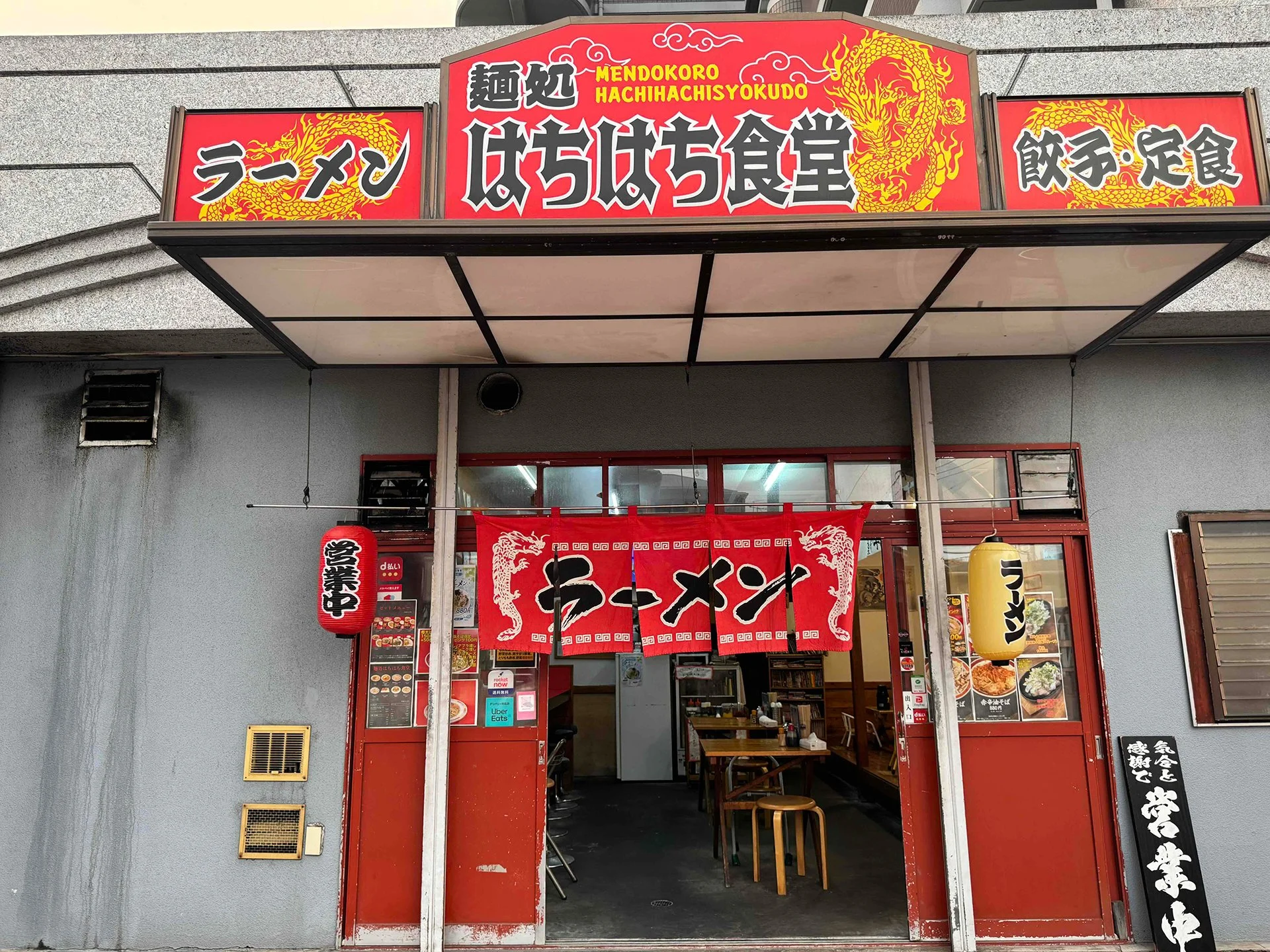 大きな鍋でラーメンの麺をゆでる調理スタッフの手元